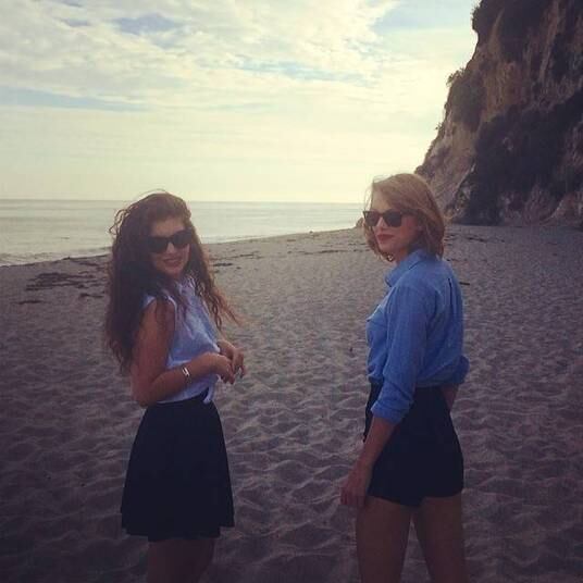 Taylor Swift e Lorde

Taylor Swift tem muitos amigos famosos, mas sua grande amiga no momento é a cantora Lorde. As duas não se desgrudam e fazem vários programas juntas. Recentemente, elas foram à praia, fizeram compras juntas e se divertiram muito em uma semana inteira. Os fãs gostam tanto dessa amizade que criaram o apelido TayLorde para elas!
