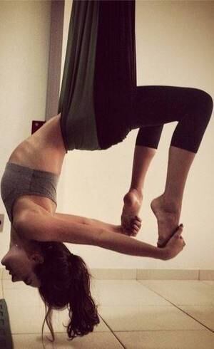 Isis Valverde se pendura no pilates