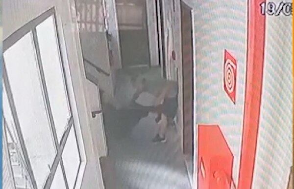 Briga foi registrada por câmeras do condomínio