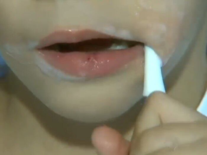 A escova de dentes deve ser trocada a cada dois ou três meses no máximo. Os dentistas dizem ainda que não é preciso exagerar na quantidade de pasta de dente. Afinal, é a escova que faz o trabalho de limpeza

+ Veja entrevista completa com especialista em higiene bucal 

