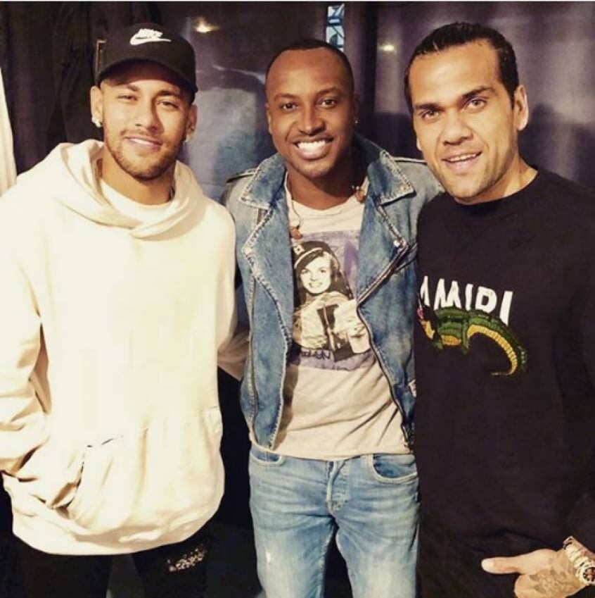 Neymar e Dani Alves se divertiram no show de Thiaguinho em Paris