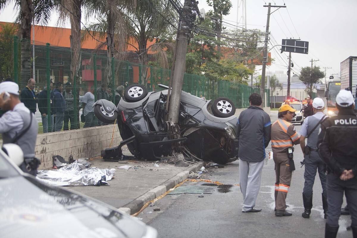Nove pessoas estavam dentro do carro que motorista bateu