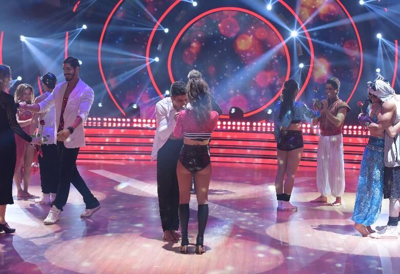A combinação das mudanças foi perfeita, mas não mais do que a sintonia dos pares originais. As estrelas receberam uma linda homenagem de seus técnicos, a exemplo do laço que a dança cria. Fique ligado no Dancing Brasil, todas as segundas-feiras, a partir das 22h30, na Record TV.