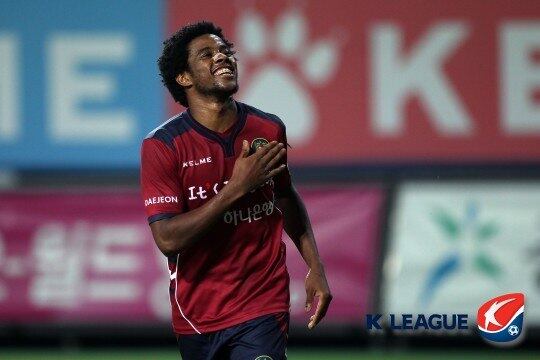 O atleta, que vestia a camisa 10 no Daejeon, virou um ídolo local, ajudando a equipe a subir para a Primeira Divisão
