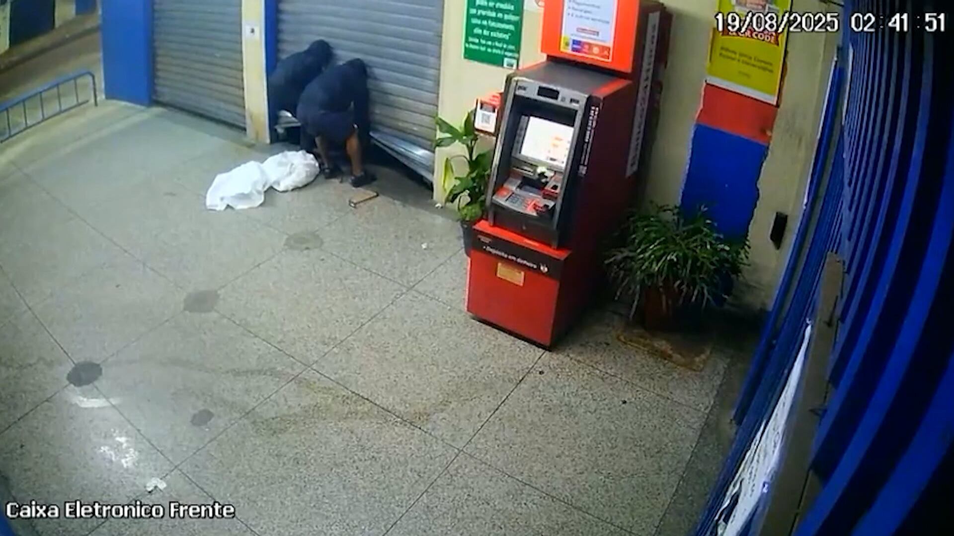 Criminosos furtam carro, invadem mercado e roubam cigarro e balança de precisão, no interior de SP