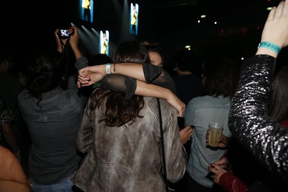 Melhores amigas, elas se abraçaram durante o show