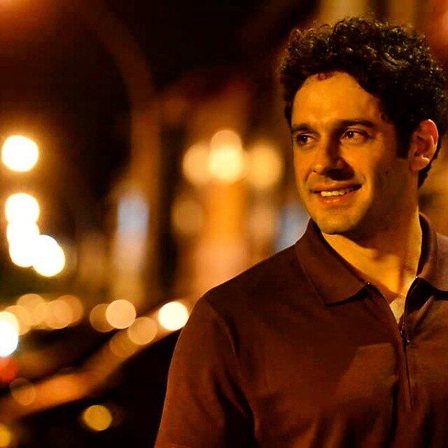 Depois de ser apontado como pivô da separação de Paolla
Oliveira e Joaquim Lopes, João Baldasserini atraiu a curiosidade do público. Segundo
o jornal Extra, os dois teriam tido um affair durante as gravações da
minissérie Felizes para Sempre? no segundo semestre de 2014, em Brasília. O
ator, que ganhou destaque ao interpretar o personagem Joel, ficou mais
conhecido pelos boatos envolvendo o suposto triângulo amoroso. Quer saber mais
sobre ele? Navegue na galeria!