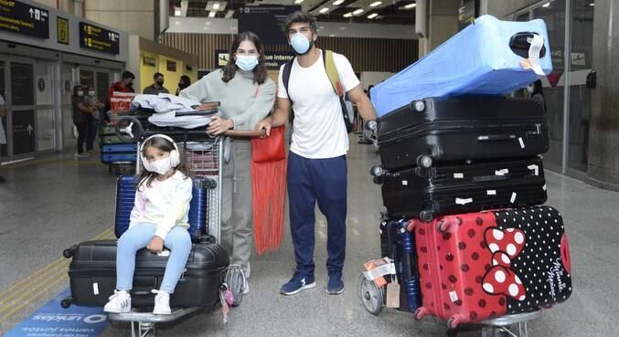 Após uma viagem de luxo, Deborah Secco voltou ao Brasil com a família