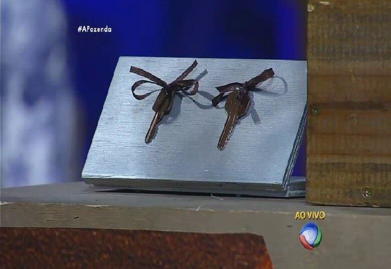 Roberto Justus anunciou que Rayanne Morais havia sido escolhida pelo público no portal R7 para jogar contra Rebeca, e o jogo consistia de pura sorte: pegar a chave que abria o cadeado do baú que continha os R$20 mil
+ JP Mantovani diz o que achou sobre Luka acordar Douglas no dia do ofurô: "Uma dose de trairol"
+ Começou a lavagem de roupa suja de A Fazenda 8, veja as primeiras respostas de Douglas e Minerato
+ Veja fotos dos bastidores da grande final de A Fazenda 8
+ Veja as expressões de Ana Paula Minerato, vice-campeã de A Fazenda 8
+ Douglas Sampaio é o campeão de A Fazenda 8. Relembre a participação do vencedor
+ Ana Paula Minerato é vice-campeã de A Fazenda 8. Veja como foi a participação da peoa no reality show
+ Luka Ribeiro é o terceiro colocado de A Fazenda. Relembre a trajetória do ator
+ “Tem participante que vai colher frutos muito ruins aqui fora”, crava JP Mantovani
+ Douglas leva tapa na cara de Mara Maravilha, cai no choro e afirma: "Ela não merece um pingo de respeito"