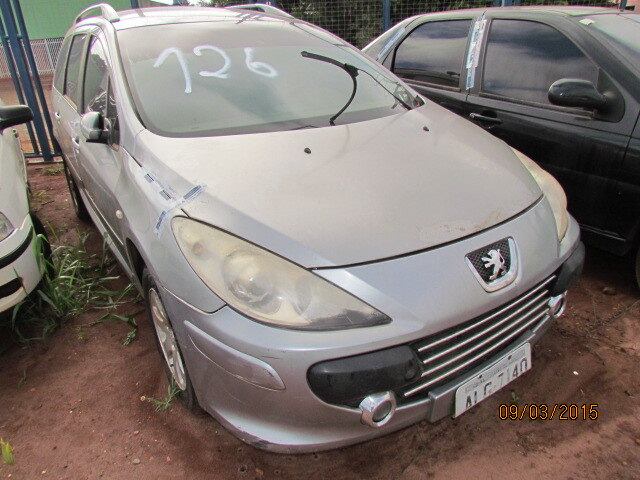 O Peugeot 207 SW também aparece na lista de lotes mais
atraentes. O carro, fabricado no ano de 2003 já com o modelo do ano seguinte, recebe
lances a partir de R$ 1.678