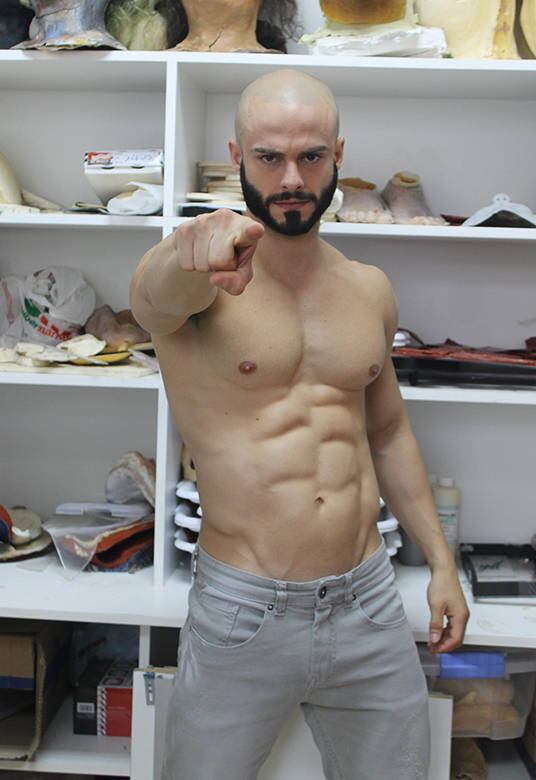 Após a criação de um personagem, chega a hora de decidir suas
características físicas, tendo o ator que se adaptar às mudanças. Raphael
precisou abrir mão da vaidade e se tornou um homem irreconhecível,
completamente diferente do estudante que interpretou em Dona Xepa.
 

  


— Recebi o convite dois meses antes da novela para dar início à
transformação. O Enzo era uma página em branco, que, aos poucos, foi ganhando
forma. A primeira e mais difícil etapa foi raspar o cabelo e deixar a barba
crescer. Nesse tempo, precisei ganhar 5kg de massa muscular e, no final,
escolher as tatuagens

+ Laíza vai atrás de Iago e provoca Priscila. Assista!
+ “Fãs fazem campanha na internet para Jorge encontrar um amor”, conta André di Mauro
+ Será que Marcos Pitombo esconde tatuagem no corpo sarado? Descubra!








