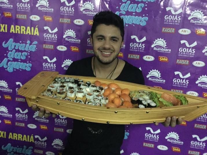 Após a apresentação em Itumbiara, Cristiano Araújo brincou ao postar uma foto com comida japonesa.
— Borá jantar?
