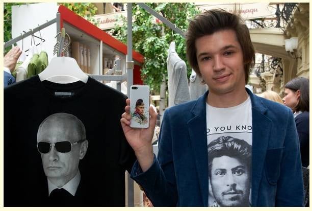 Em uma das camisas, a imagem de Putin com um óculos escuro vem com a legenda "eu leio os seus pensamentos" na parte da frente, e, nas costas, a frase "e não só o seu" completa a ironia russa 