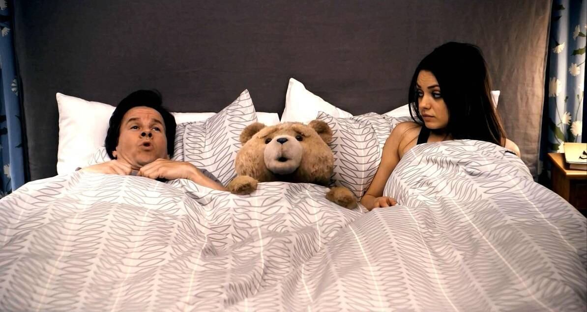 Mila Kunis é Lori, namorada de John, personagem de Mark Wahlberg. Mas John tem um amigo incomum, um urso de pelúcia chamado Ted, que empresta o nome ao filme, e que de fofo só tem mesmo a carinha, já que o bicho é um tremendo safado! 