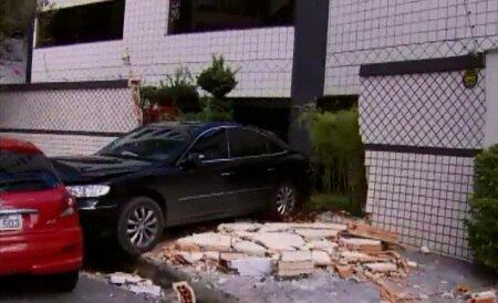 O muro cedeu com o impacto da batida