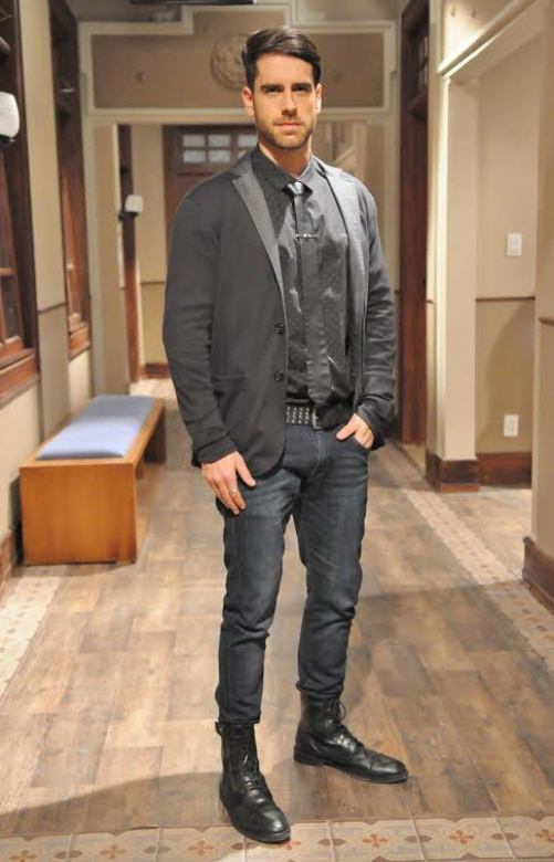 De acordo com Marianna Baffa, em cenas na Escola Priscila
Shiller Paulão aparece com um figurino mais formal.
─ Ele vai para a escola com roupas mais sociais, apesar de já ser formal. O personagem usa quase sempre camisas fechadas, dando um ar
de “retrô”
+ Beatriz discute com Jorge em público. Assista!
+ Sem apego! Atores mudam visual para encarar novos personagens
+ Flores e jantar romântico! André di Mauro dá dicas para conquistar pretendentes