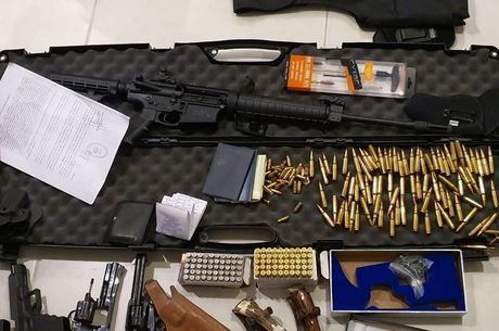 Armas e munições foram apreendidas na operação