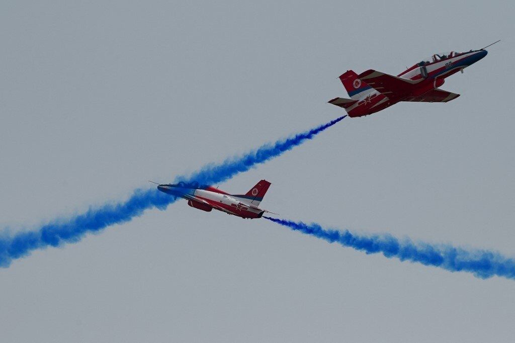 CHINA-AIRSHOW-ZHUHAI
People's Liberation Army Air Force (PLAAF) Aviation University's "Red Falcon" Air Demonstration Team perform maneuvers on Hongdu JL-8 at the 13th China International Aviation and Aerospace Exhibition in Zhuhai in southern China's Guangdong province on September 28, 2021.
Noel Celis / AFP