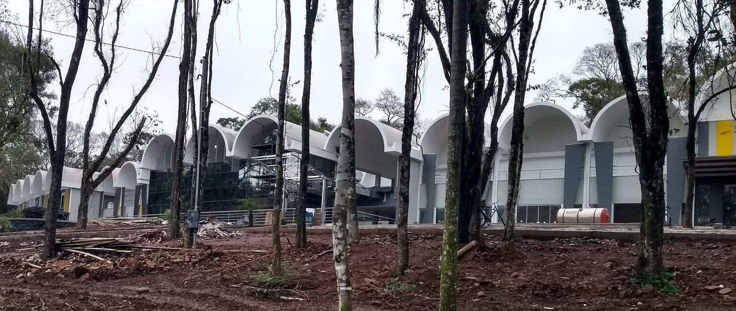 O prédio inacabado será transformado em hotel Crédito: Agostinho Piovesan / Especial / CP