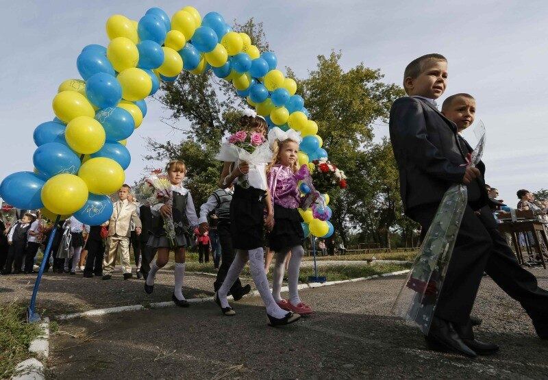 Estudantes da primeira série
participam em cerimônia festiva para marcar o início do ano escolar em Slaviansk,
no leste da Ucrânia