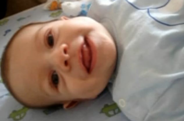 Bebê de cinco meses pós engasgar com leite