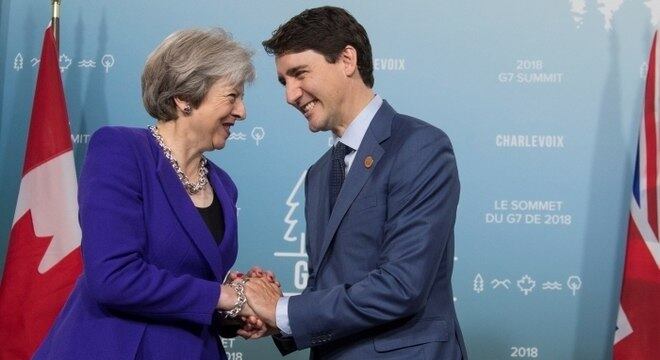 Justin Trudeau, do Canadá, cumprimenta Theresa May, do Reino Unido