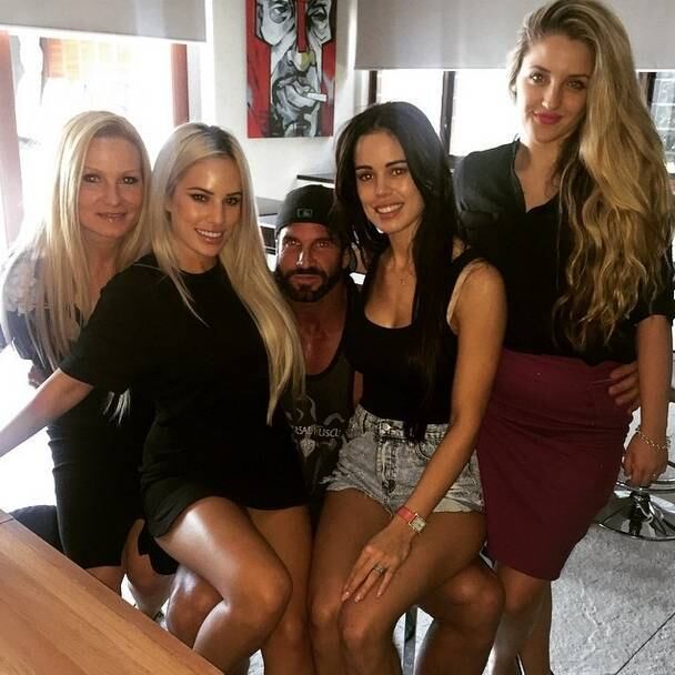 Ele é chamado de "Candyman" por suas mulheres e ganhou fama de ostentação na web  