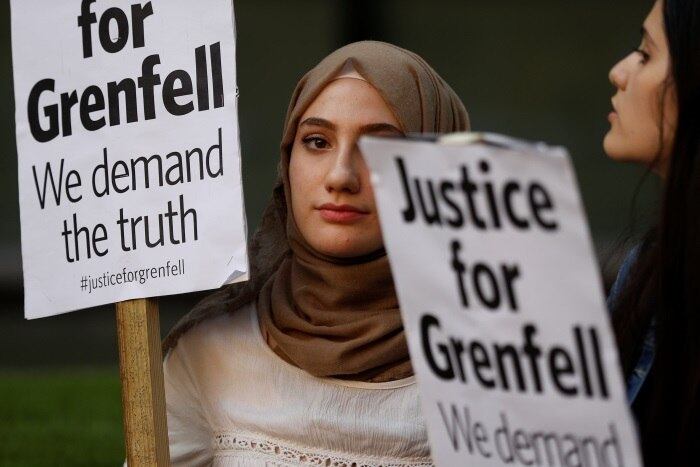 O incêndio no edifício Grenfell Tower, em Kensington, gerou revolta contra as autoridades. Moradores cobram respostas sobre como as chamas destruíram o prédio de 24 andares e exigem medidas de apoio para os desabrigados e informações sobre desaparecidos