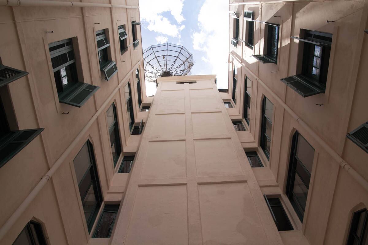 O edifício foi construído em 1910 na avenida São João, no centro
de São Paulo. A mudança dos mercadores está marcada para o dia 15 de dezembro.
A cantora aposentada Penha Maria, de 74 anos, é uma delas.

— Não tenho palavras. É um sonho. Achei o apartamento lindo