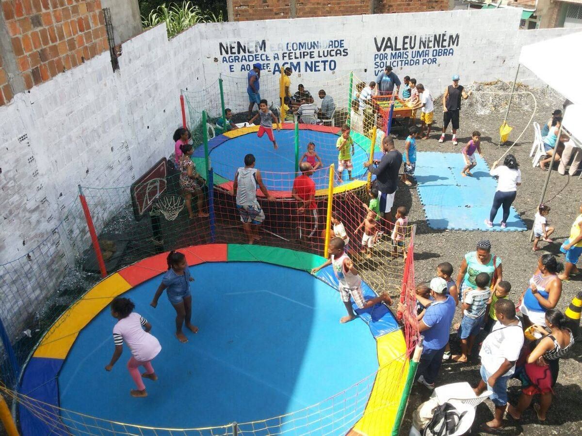 Cama elástica é um dos brinquedos da praia de Lazer
