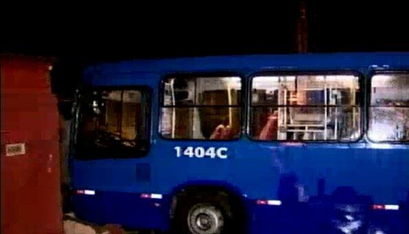 O coletivo invadiu uma casa depois de bater em um carro