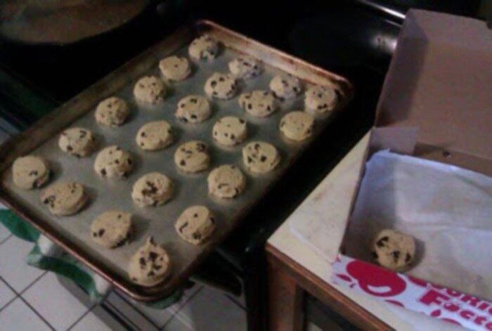 Depois que você arruma a fôrma inteira com os biscoitinhos, percebe que ficou faltando um dentro da embalagem