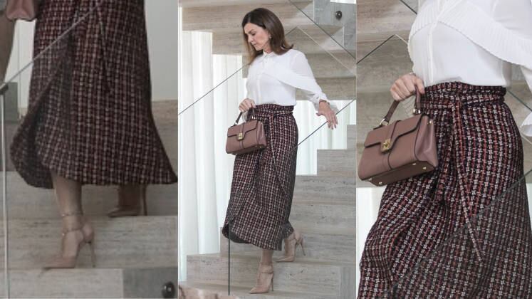 Um dos itens mais presentes no guarda-roupa da personagem foi o salto alto. A mãe de Heloísa (Rhaisa Batista) utilizou muitos pares combinados com as bolsas
