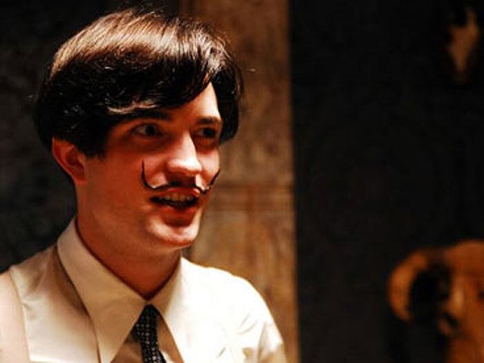 No filme Little Ashes (2008) Robert Pattinson interpreta Salvador Dali, aos 18 anos, quando ele entra para a faculdade determinado a virar um artista