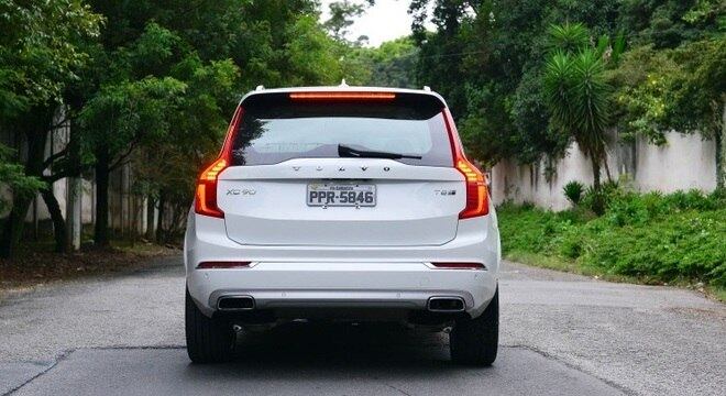 Volvo XC90 T8 híbrido manteve as linhas agressivas e o ar de esportividade das versões "normais"