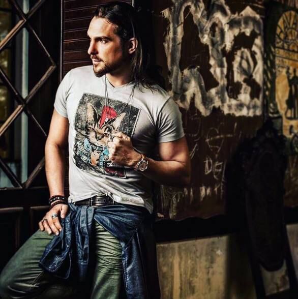 Com a ajuda de um profissional, começou a modelar