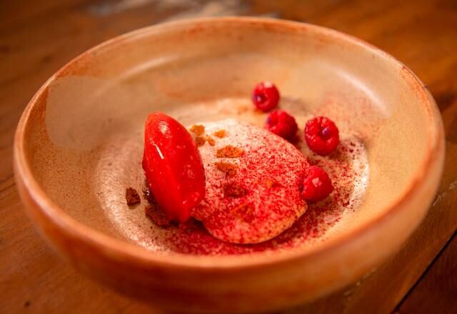 Lara - Sobremesa

A primeira sobremesa a ser avaliada foi a de Lara, que fez um creme de mascarpone com sorbet de frutas vermelhas, crocante de macadâmia e framboesas 