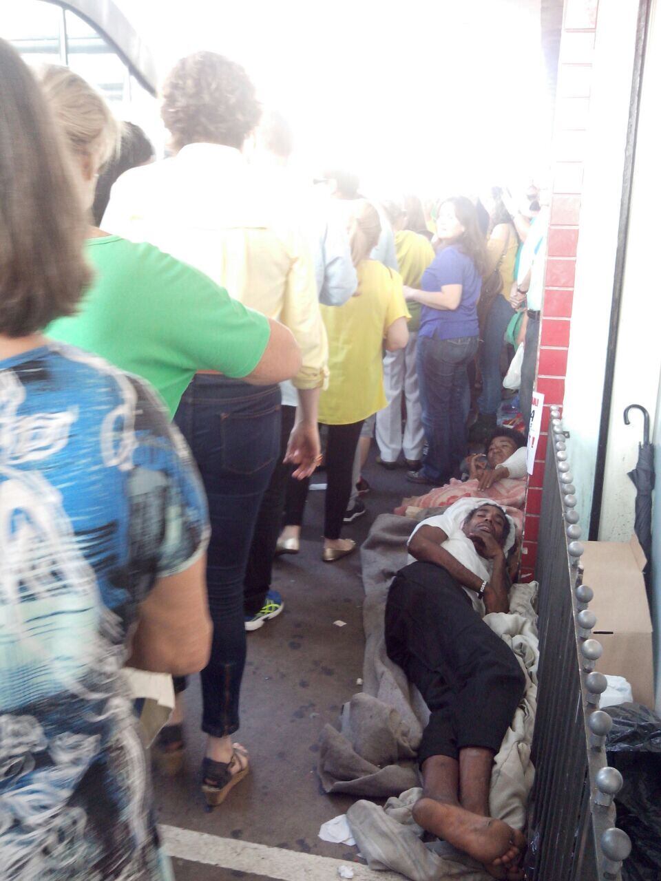 Um mendigo morador da Paulista reclamou que não conseguia descansar por causa do barulho dos manifestantes