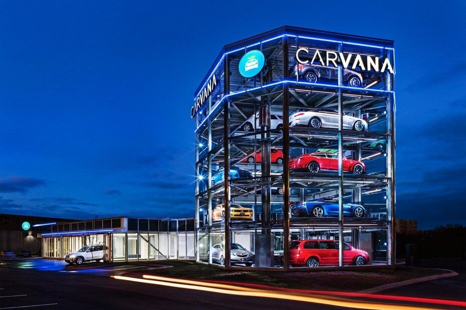 Já viu isso? Sabe aquelas máquinas de refrigerante na qual
depositamos moedas para cair uma lata? Pois é mais ou menos isso que a Carvana,
empresa que vende carros usados, de Nashville (EUA), pensou. Depois de
adquirir o carro pela internet, o comprador vai até este prédio, de cinco
andares, deposita uma moeda representativa e de lá desce um carro. Prático, não é?