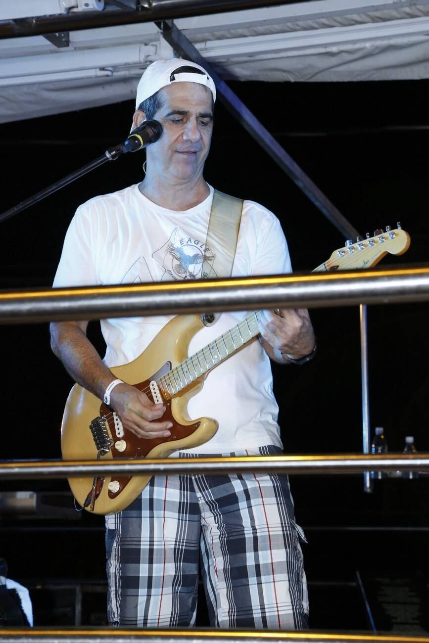 Asa de Águia cantou seus sucessos para a multidão que marcou presença no primeiro dia de folia