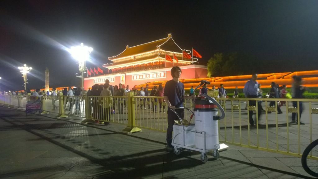 Ele disse que se inspirou no chamado "Arpocalipse" de 2013, quando uma
nuvem pesada de poeira simplesmente devorou diversas cidades do país