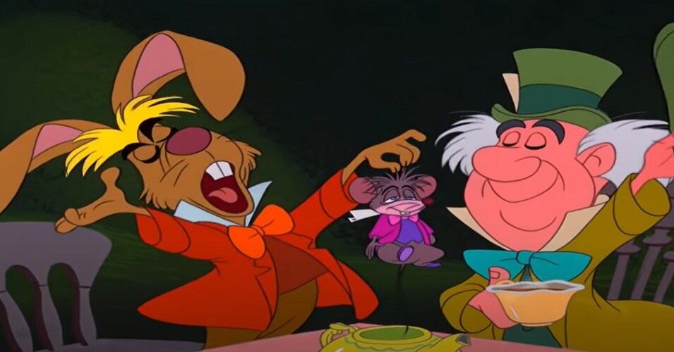 Cena importante número 9: O Chapeleiro e a Lebre estão em um chá junto de um leirão e todos comemoram seus Desaniversários. Os dois sempre interrompem Alice para falar de histórias malucas.