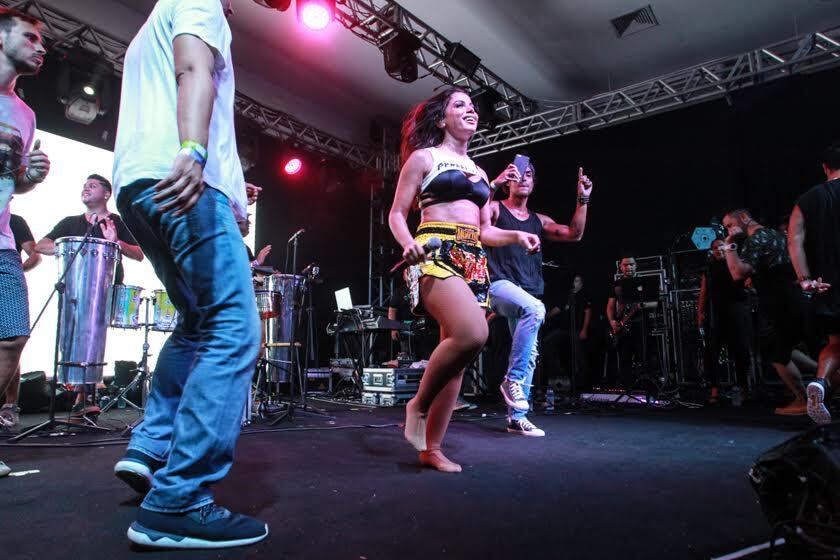 E foi nesse momento que ela resolveu chamar fãs ao palco