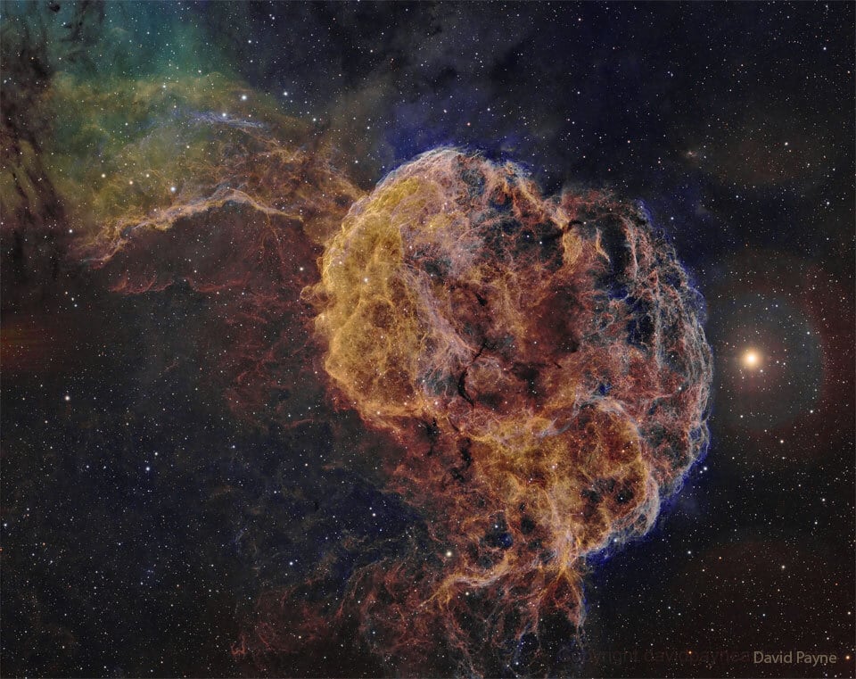 A Nebulosa da Água-viva é, na realidade, o que sobrou de uma supernova que ocorreu há cerca de 35 mil anos. Ela possui 140 anos-luz de diâmetro e está a mais de 30 mil anos-luz da Terra