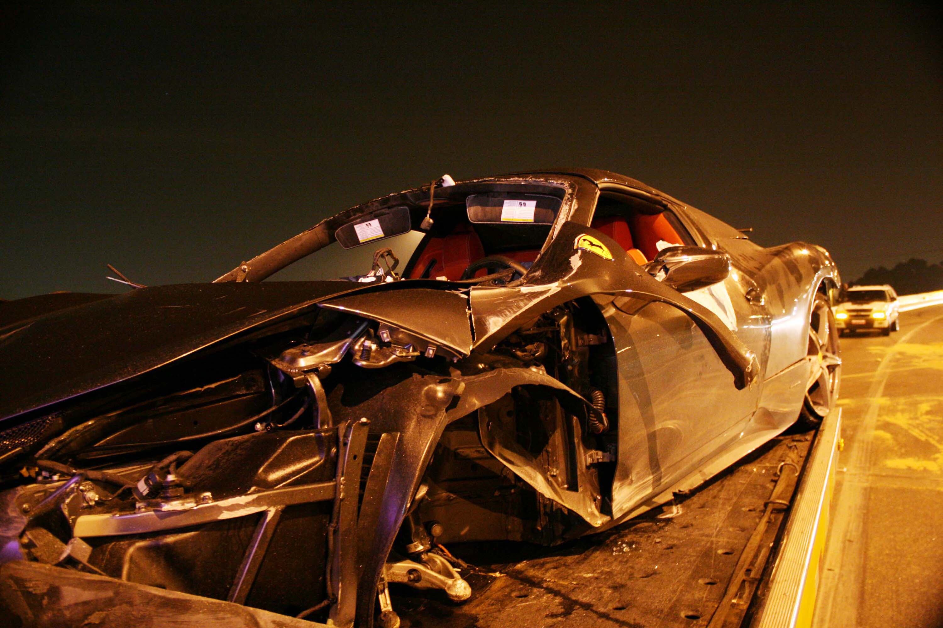 Motorista destrói Ferrari de quase R$ 2 milhões em acidente