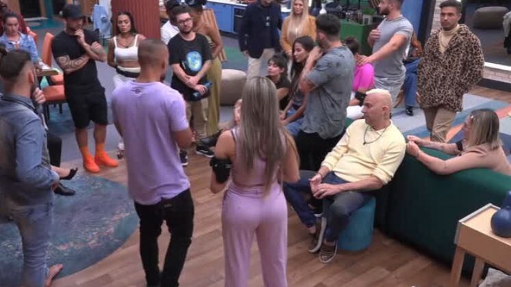 Durante a divisão de quartos na gestão de Karol e Mussunzinho, o Casal Power deu a oportunidade para alguns participantes escolherem o quarto que gostariam de ficar, entretanto, a mesma oportunidade não foi dada a Albert e Adryana e Erika e Dinei, o que gerou um climão entre os competidores