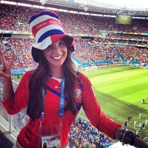 Com uma "torcedora" dessa na arquibancada, qual jogador não ganha mais disposição?!