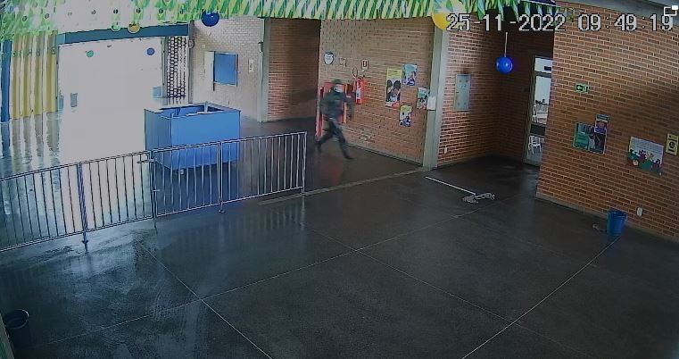 Adolescente entra em escolas de Aracruz com roupa camuflada e arma