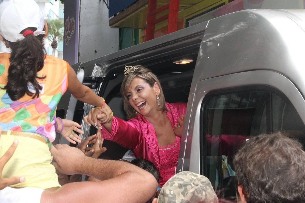 A chegada de Carla Perez ao circuito Campo Grande, em Salvador, no início da tarde deste sábado (14), foi um auê! A loira, que comanda o trio infantil Algodão Doce, foi recebida como uma rainha dos pequenos foliões. Carla foi cercada pelos fãs e quase não conseguiu deixar a van que a levou até perto do trio. Mas a eterna dançarina do Tchan não perdeu o bom humor e foi uma simpatia com os fãs 