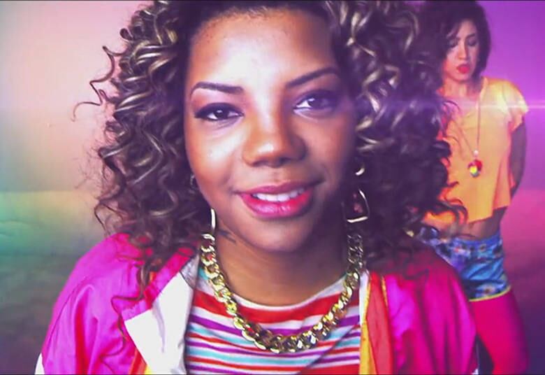 Os repórteres Evelin Bastos e Romeu Piccoli
acompanharam a rotina da estrela, da construção da nova casa ao sonho realizado
de pular de asa delta. Uma trajetória revelada pela mãe e amigos, que mostra
uma Ludmila humana, bem humorada e apaixonada pela música que faz